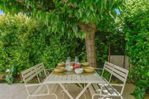 1-bedroom apartment walk to beach garage