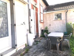 Appartements MAISON CHOLLET - Centre - Prox. Thermes - Terrasse : photos des chambres