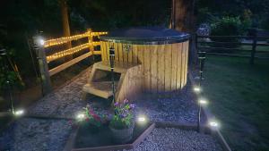 Brewers Bolt Cozy Unique Shepherds Hut - Hot Tub!