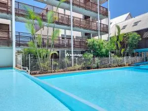 Douceur Exotique - 2 chambres - piscine partagée - centre-ville de Saint-Pierre - 圣皮埃尔