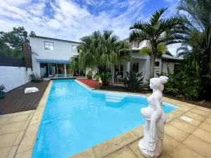 Gde villa luxe piscine, ping p,jacuzzi, baby foot, 5 chambres clim 11 pers - Pierrefonds