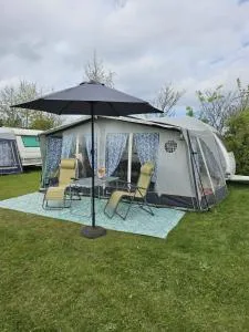 Caravan met voortent en bijzettentje - Leihoek