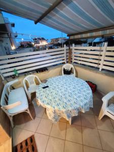 Delizioso indipendente fronte mare con giardino