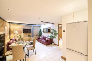 Burgundy Bliss Elegant Retreat - Pluxa Mocha