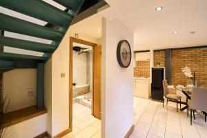 Burgundy Bliss Elegant Retreat - Pluxa Mocha