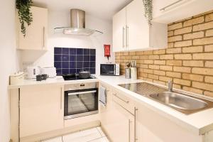 Burgundy Bliss Elegant Retreat - Pluxa Mocha