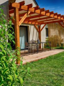 Maisons de vacances Le Logis d'Emeric avec paisible jardin Clos&Arbore : Maison 3 Chambres