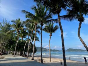 Patong Vacation Condos by Pam - 28 SQM modern condos with private bathroom, kitchen, King Bed, free WiFi and 65 inch smart TC