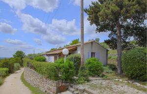 Maisons de vacances Beautiful Home In Bessas : photos des chambres