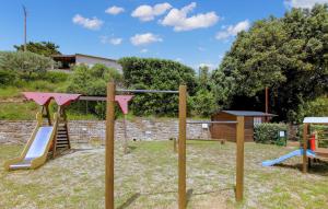 Maisons de vacances Beautiful Home In Bessas : photos des chambres