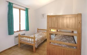 Maisons de vacances Beautiful Home In Bessas : photos des chambres