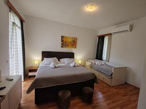 Apartments and pansion M&R