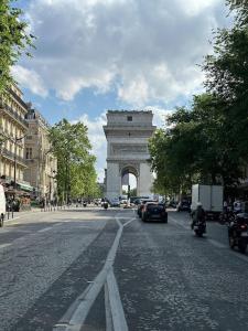 Place de lEtoile 200 meters away!