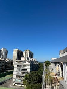 Cobertura Incrível, silenciosa e familiar com sala ampla, cozinha americana, 3 quartos, área gourmet, terraço aberto com churrasqueira e jacuzzi na Praia da Barra da Tijuca - Rio de Janeiro - apto inteiro só pra você