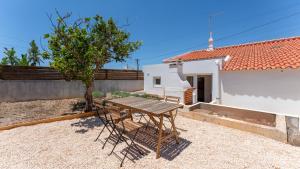 Sweet 2 BDR House With Patio by LovelyStay - 4-star hotels in Luz