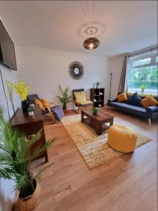 House with 3 BR and 2 Parking bays - Airport 6 Min Walk - Baguley