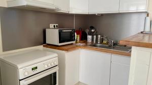 Appartements M2 Parking Wifi 1 a 3 pers 1 chambre, 1 lit de 180 ou 2 de 90, 1 canape 120 : photos des chambres
