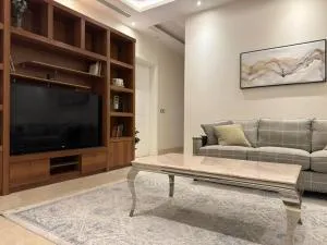 فيلا أنيقة دور أرضي بمدخل خاص وفناء خارجي - ‘Irqah