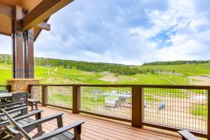 Ski-InandSki-Out Granby Penthouse with Mountain Views! - 3hvězdičkové hotely ve městě Granby