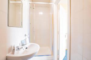 54 - Large Three Bed Apt with Parking