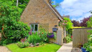 Graziers Cottage - character Cotswold cottage with inglenook, parking and pub nearby