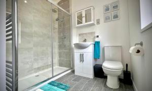 Rolos Lakeside Lodge With Hot Tub at Tallington Lakes