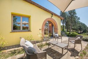 ISA-Chalet with common swimming-pool surrounded by Tuscan nature