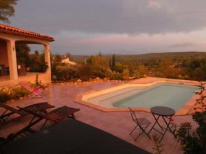 Maisons de vacances CABANON PROVENCAL EN PIERRES et ACCES PISCINE LUXE : Maison 1 Chambre