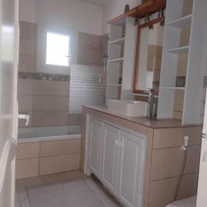 Villa Romaquenti, Trans en Provence 137m2, 5 lits double, 10 personnes, piscine, terrain pétanque, jeu de fléchettes