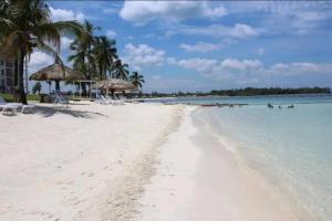 Playa Escondida y el Caribe Panameño te Esperan