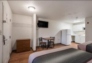 Studio Room Queen Bed Non-Smoking room in HomeTowne Studios by Red Roof Kansas City - Independence
