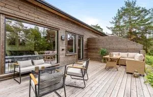 4 Bedroom Stunning Home In Risør - Gjeving