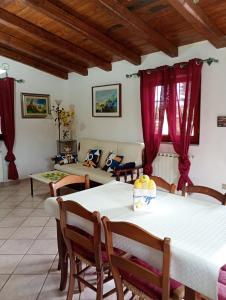 Independent villa with private beach on the lake