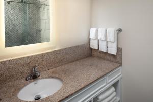 Standard King Courtyard View - Stairway access only room in Surfside Hotel and Suites