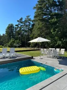 Trivsam villa med pool - Rälla