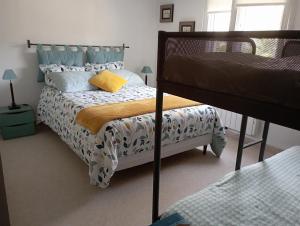 Charmant F1 indépendant rez de jardin proche de vichy petits dej compris