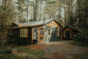 The Doma Lodge - Cozy Muskoka Cabin in the Woods - 4hvězdičkové hotely ve městě Huntsville