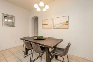 Beautiful Modern 4 Bed 3 Bath Townhome