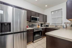 Beautiful Modern 4 Bed 3 Bath Townhome