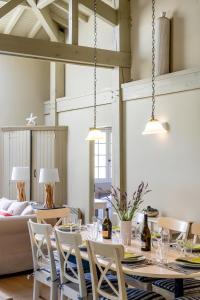 Unique Pool Villa 500m from the beach, Hamptons Style with beautiful Garden