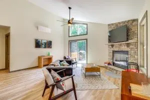 Pool and Beach Access Charming Poconos Cabin! - 吉姆索普