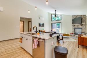 Private Hot Tub Charming Poconos Cabin!