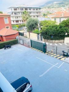 Les nereides bord de mer calme lumineux parking