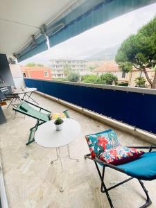 Les nereides bord de mer calme lumineux parking