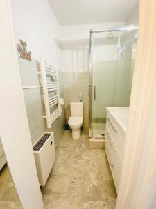 Les nereides bord de mer calme lumineux parking