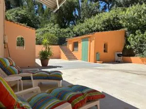 Ollioules, au coeur de la pinède, proche de la mer - Ольюль