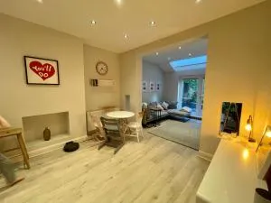 Charming 2 Bed Garden Flat in Finchley Central - 亨顿