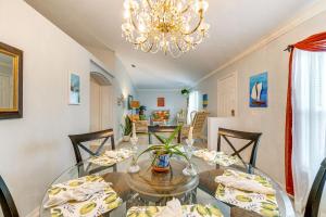 North Port Home with Charming Lanai about 7 Mi to Beach