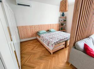 Big Stay - 4 Bedroom, 2 Bathroom Old Town Apartment with AC