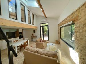 Grange rénovée, jardin privé et piscine partagée